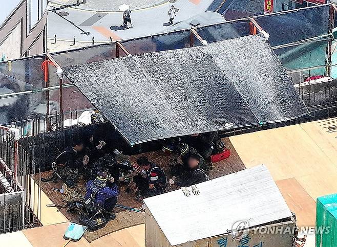 폭염, 한 뼘 쉬어가기 전국 대부분 지역에 폭염특보가 발효됐던 2025년 7월 25일 대구 중구 한 고층 아파트 공사장에서 인부들이 임시 그늘막에서 햇볕을 피하며 휴식을 취하고 있다. [연합뉴스 자료사진]