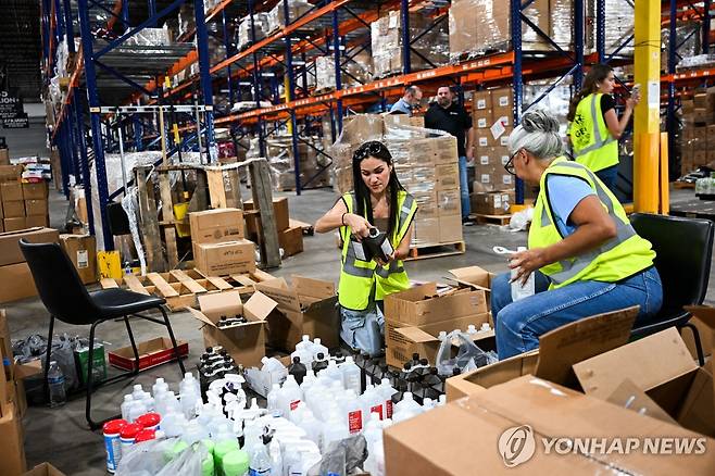 베네수엘라 지진 구호 자원봉사자들 [AFP=연합뉴스. 재판매 및 DB 금지]
