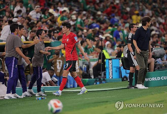 교체 아웃되는 김민재 (몬테레이=연합뉴스) 류영석 기자 = 24일(현지시간) 멕시코 몬테레이 스타디움에서 열린 2026 북중미 월드컵 A조 3차전 남아프리카공화국과의 경기.
    김민재가 후반 교체 아웃되고 있다. 2026.6.25 ondol@yna.co.kr