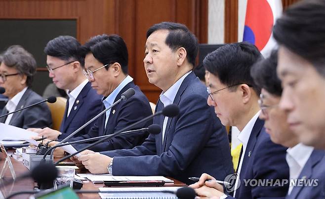 비상경제본부회의 주재하는 구윤철 부총리 (서울=연합뉴스) 안정원 기자 = 구윤철 부총리 겸 재정경제부 장관이 26일 오전 서울 종로구 정부서울청사에서 열린  비상경제본부 희의 겸 경제관계장관회의 겸 민생물가 특별관리 관계장관 태스크포스(TF)에서 발언하고 있다. 2026.6.26 jeong@yna.co.kr