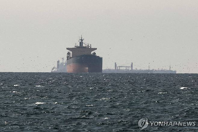 호르무즈 해협을 지나는 화물선 [로이터=연합뉴스 자료사진.재판매 및 DB 금지]
