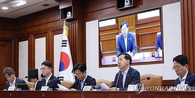 비상경제본부회의 주재하는 구윤철 부총리 (서울=연합뉴스) 안정원 기자 = 구윤철 부총리 겸 재정경제부 장관이 26일 오전 서울 종로구 정부서울청사에서 열린  비상경제본부 희의 겸 경제관계장관회의 겸 민생물가 특별관리 관계장관 태스크포스(TF)에서 발언하고 있다. 2026.6.26 jeong@yna.co.kr