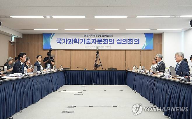 국가과학기술자문회의 제7회 심의회의 (서울=연합뉴스) 26일 서울 종로구 KT광화문빌딩 국가과학기술자문회의 대회의실에서 '국가과학기술자문회의 제7회 심의회의'가 진행되고 있다. 2026.6.26 [국가과학기술자문회의 제공. 재판매 및 DB 금지] photo@yna.co.kr