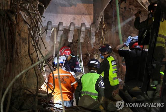 베네수엘라 지진으로 무너진 건물에서 생존자를 찾고 있는 수색대  [로이터=연합뉴스. 재판매 및 DB 금지]