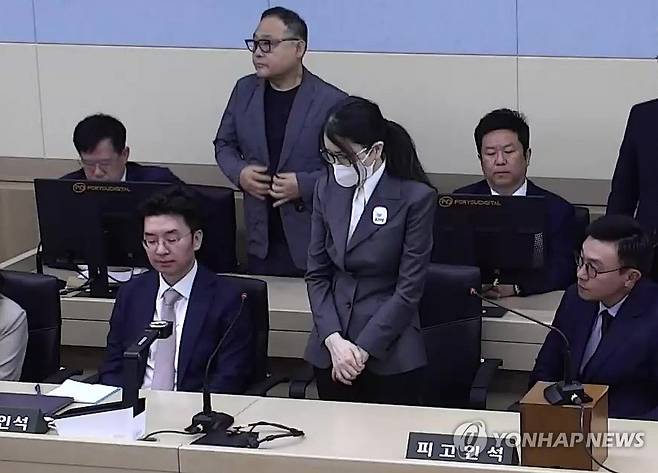 '매관매직' 김건희 1심 징역 7년 선고 (서울=연합뉴스) 각종 고가 귀금속과 함께 인사·이권 청탁을 받은 이른바 '매관매직' 혐의로 기소된 김건희 여사가 26일 서초구 서울중앙지방법원에서 열린 특정범죄 가중처벌법상 알선수재 혐의 사건 1심 선고 공판에 출석하고 있다. 
    서울중앙지법 형사합의21부(조순표 부장판사)는 김 여사에게 징역 7년을 선고했다. 2026.6.26 [서울중앙지법 제공. 재판매 및 DB 금지] photo@yna.co.kr