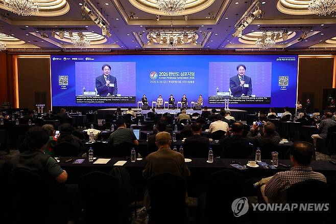 2026 한반도 심포지엄 2세션 (서울=연합뉴스) 서대연 기자 = 26일 서울 중구 롯데호텔에서 열린 2026 한반도 심포지엄에서 '경제·에너지·안보 위기 고조 - 한반도의 생존전략'을 주제로 2세션이 열리고 있다.
2세션에서는 이혜정 중앙대 정치국제학과 교수, 최종건 전 외교부 1차관, 정인교 전 산업통상자원부 통상교섭본부장, 노규덕 전 외교부 한반도평화교섭본부장 등 학계 전문가와 전직 고위 관료들이 토론했다. 2026.6.26 dwise@yna.co.kr