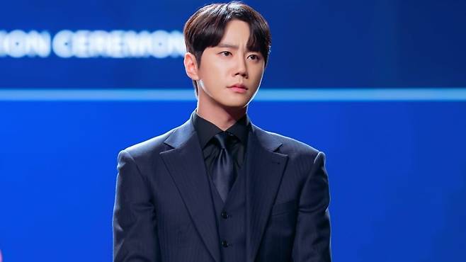 이준영이 전혜진 옆에 선다./사진 제공: SLL, 코퍼스코리아
