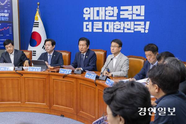 정청래 전 더불어민주당 대표가 지난 10일 6·3 지방선거 이후 처음 열린 최고위원회의에서 발언하는 모습. /경인일보DB