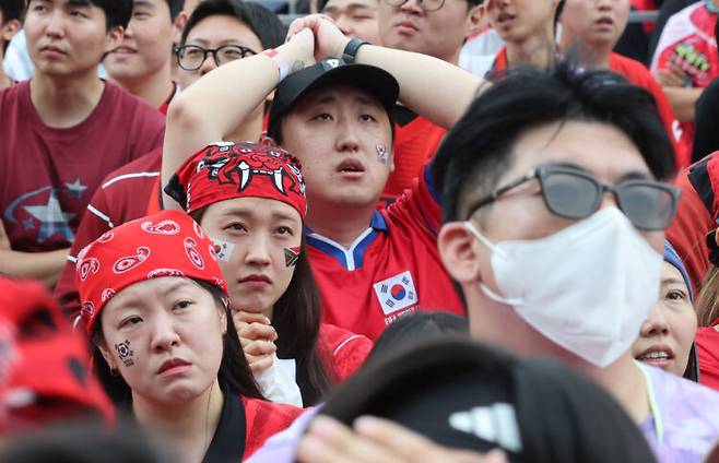월드컵에서 한국축구대표팀이 졸전을 펼치면서 팬들을 실망시키고 있다. 월드컵 같은 큰 대회에서 응원하는 팀이 부진하면 스포츠팬 우울증이 발생할 수 있다. 사진=연합뉴스