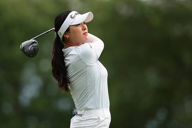 윤이나가 27일 열린 LPGA 투어 KPMG 위민스 PGA 챔피언십 2라운드에서 티샷을 하고 있다. 사진 | AFP=연합뉴스