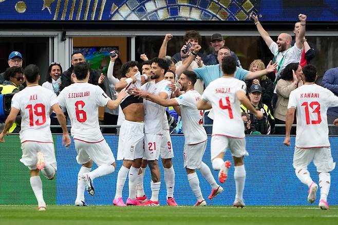 Iran's Ramin Rezaeian (23), center left, celebrates with teammates after scoring his side's opening goal during the World Cup Group G soccer match between Egypt and Iran in Seattle, Friday, June 26, 2026. (AP Photo/Lindsey Wasson)

<저작권자(c) 연합뉴스, 무단 전재-재배포, AI 학습 및 활용 금지>