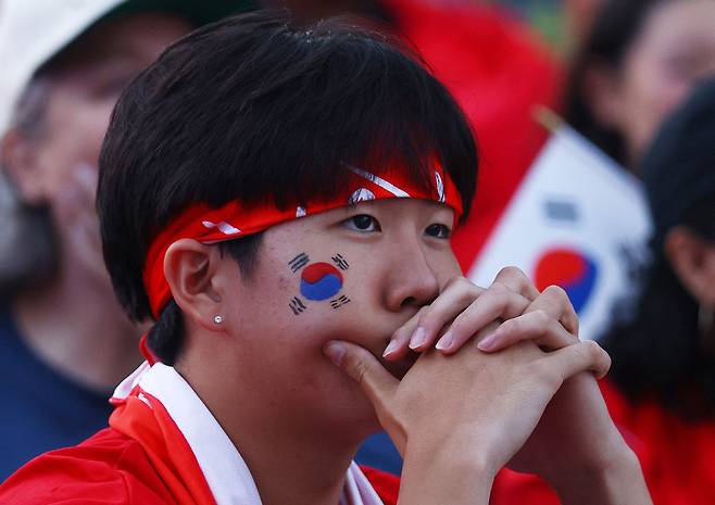 24일(현지 시각) 미국 로스앤젤레스에서 대한민국과 남아공의 경기를 지켜본 팬이 심각한 표정으로 앉아 있다. /로이터 연합뉴스