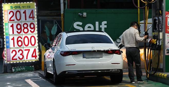 지난 26일 서울 시내 한 주유소에서 시민이 주유를 하고 있다.ⓒ뉴시스