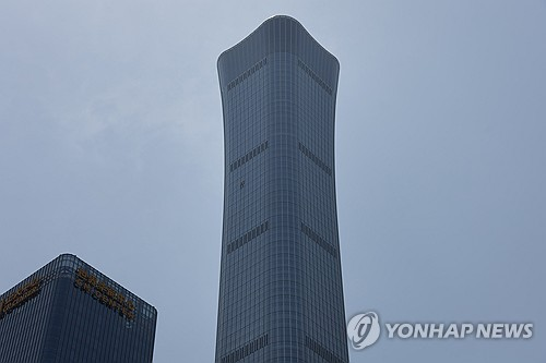 경비행기가 충돌한 중국 최고층 빌딩 시틱타워. [EPA=연합뉴스]