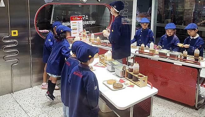 지난 26일 오후 어린이 직업체험 테마파크 서울 키자니아에서 어린이들이 햄버거를 직접 만드는 체험을 하고 있다. 사진=김경수 기자