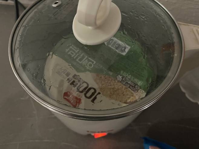 필자가 멕시코 할리스코주 과달라하라 숙소에서 물이 끓는 멀티포트에 즉석밥을 넣고 데우고 있다. 과달라하라/김영원 기자