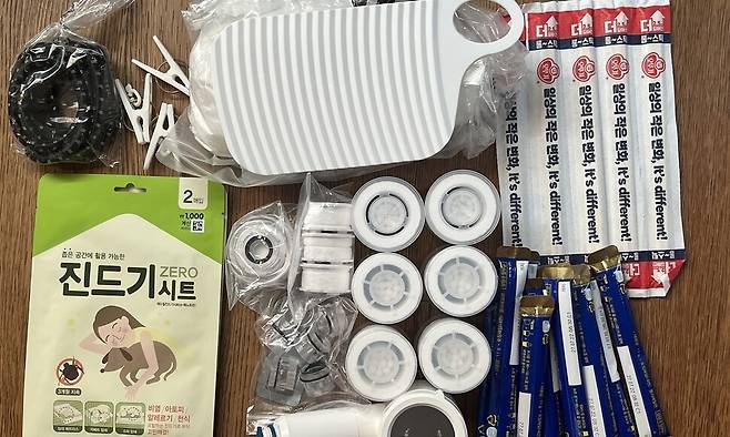 한국에서 ‘바리바리’ 싸들고 온 짐들. 왼쪽 위부터 시계방향으로 빨랫줄과 빨래집게, 가루세제와 빨래판, 나무젓가락, 믹스커피, 수도꼭지 및 샤워기 필터, 진드기 시트. 몬테레이/김영원 기자 forever@hani.co.kr