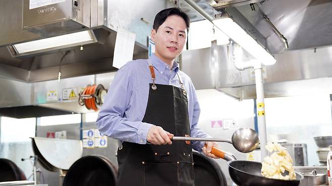 단체급식 전문기업 동원홈푸드의 최영훈 경인개발팀 대리가 달궈진 팬에 재료를 넣고 볶는 이른바 웍질을 하고 있다. 고등학생 때부터 셰프의 꿈을 꿨던 그는 공군 취사병 복무 후 단체급식 세계에 관심을 갖게 되면서 동원홈푸드 영양사로 입직했고, 현재 새로운 수주 사업장을 발굴하는 업무를 맡고 있다. 동원그룹 제공