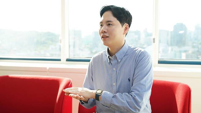 최영훈 동원홈푸드 대리가 이달 15일 서울 서초구 동원산업빌딩에서 한국일보와 인터뷰하고 있다. 동원그룹 제공