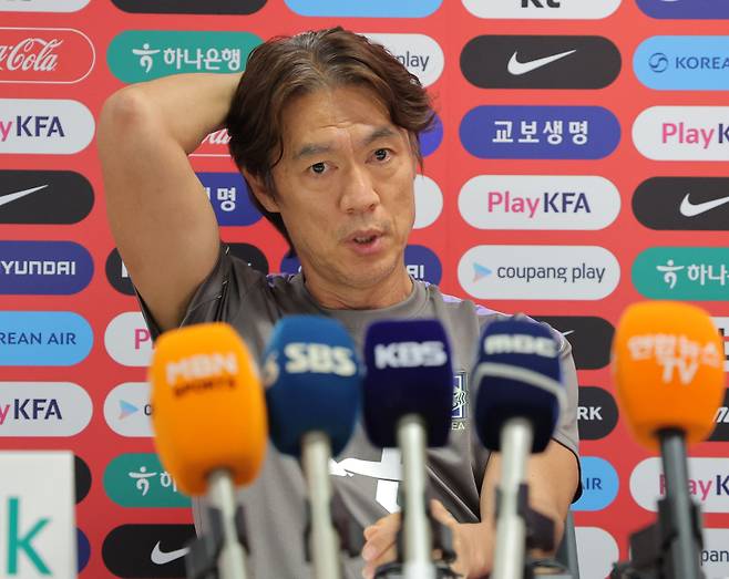 <yonhap photo-2959=""> 남아공전 패배 후 기자회견하는 홍명보 감독 (사포판[멕시코 할리스코주]=연합뉴스) 류영석 기자 = 남아프리카공화국과 2026 북중미 월드컵 A조 조별리그 3차전을 치른 한국 축구 국가대표팀 홍명보 감독이 25일(현지시간) 멕시코 과달라하라 인근 사포판의 치바스 바예 베르데에서 취재진 질문에 답하고 있다. 2026.6.26 ondol@yna.co.kr/2026-06-26 08:30:42/ <저작권자 ⓒ 1980~2026 ㈜연합뉴스. 무단 전재 재배포 금지, AI 학습 및 활용 금지></yonhap>
