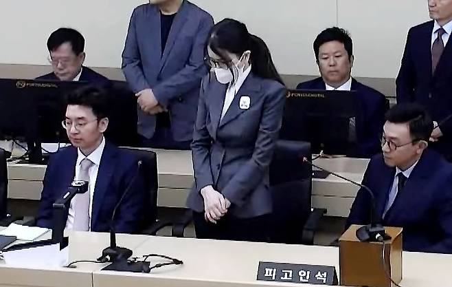 김건희 여사가 26일 1심에서 징역 7년형을 선고받고 있다. [사진 서울중앙지방법원]