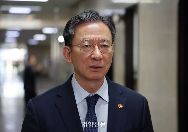 정성호 법무부 장관이 지난 4월2일 오후 서울 여의도 국회에서 대한민국헌법 개정안 공동발의안 서명을 마친 뒤 발언하고 있다. 박민규 선임기자