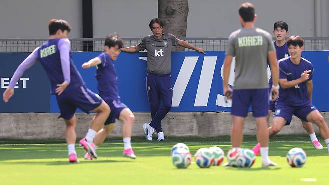 한국 축구 대표팀 홍명보 감독이 회복훈련하는 선수들을 지켜보고 있다. 연합뉴스