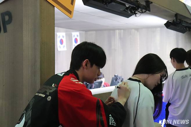한국팀 응원을 위해 경기장을 찾은 팬에게 사인을 하는 ‘헤더‘ 차지훈. 김정후 기자