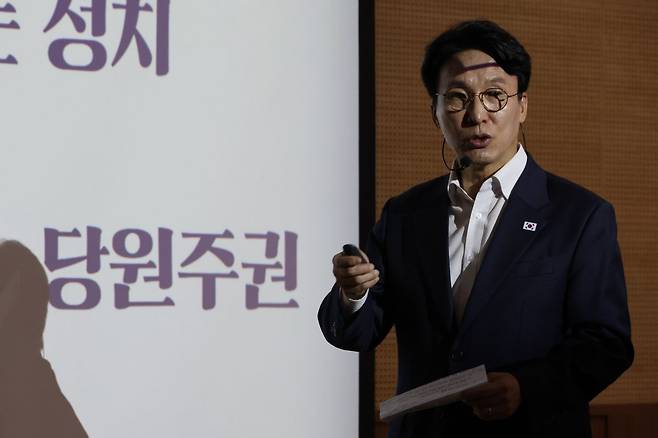 26일 광주광역시 김대중컨벤션센터에서 김대중정치학교 주최 '청년리더십학교 워크숍'에서 특강 중인 김민석 총리. 연합뉴스