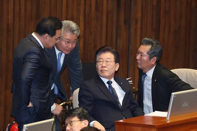 ▲이재명 더불어민주당 대표와 박홍근 원내대표가 2023년 2월27일 오후 국회에서 열린 본회의에서 이 대표에 대한 체포동의안 무효표 논란 관련 논의를 하고 있다. ⓒ연합뉴스