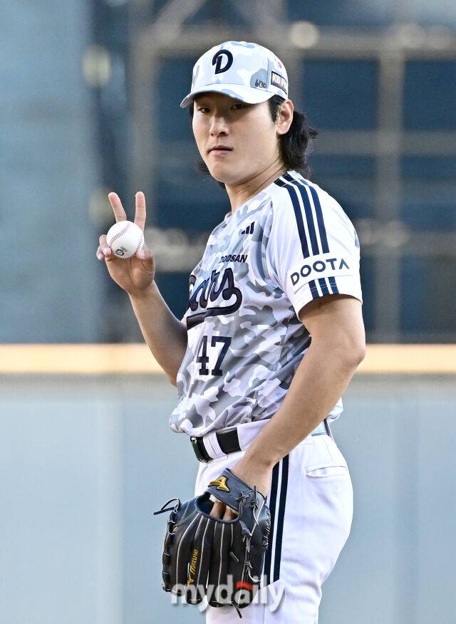 2026년 6월 26일 오후 서울 잠실구장에서 열린 '2026 신한 SOL KBO리그' KIA 타이거즈와 두산 베어스 경기. 두산 선발투수 곽빈이 투구를 준비하고 있다./유진형 기자