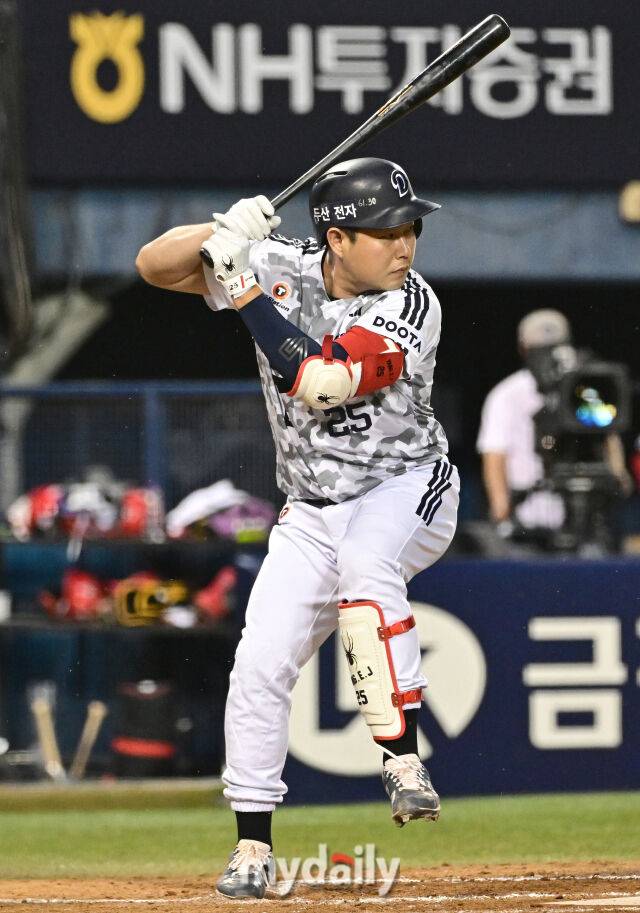 2026년 6월 26일 오후 서울 잠실구장에서 열린 '2026 신한 SOL KBO리그' KIA 타이거즈와 두산 베어스 경기. 두산 양의지가 4번 지명타자로 출전해 타격하고 있다./유진형 기자