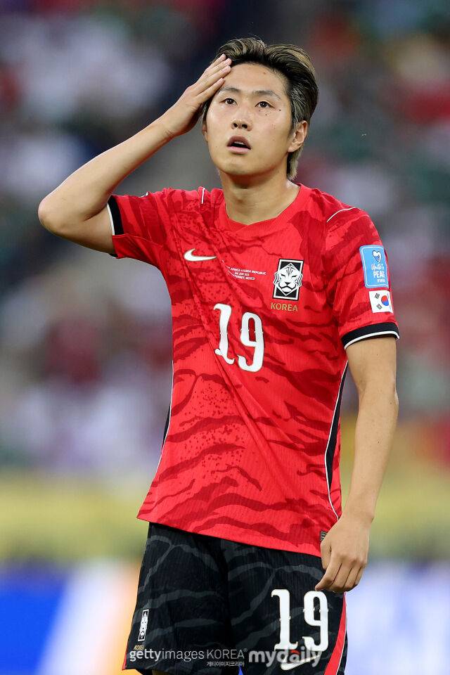 이강인이 25일 남아공과 경기에서 패한 후 머리를 만지고 있다. /게티이미지코리아