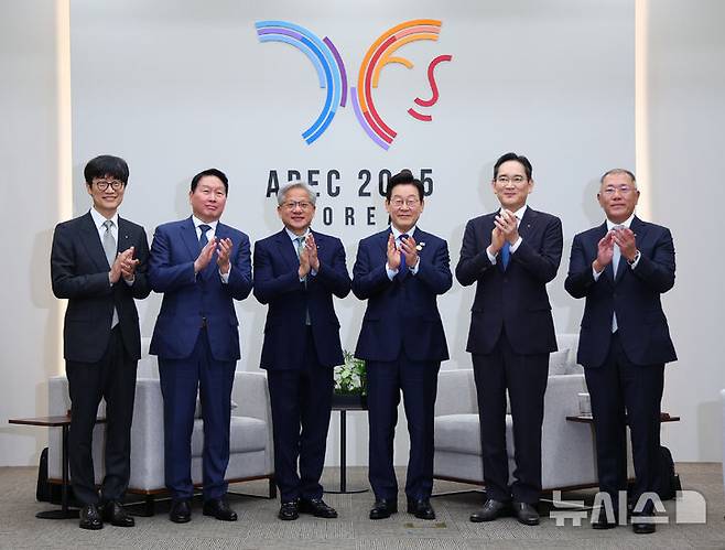 [경주=뉴시스] 고범준 기자 = 이재명 대통령이 31일 APEC 정상회의 장소인 경북 경주화백컨벤션센터(HICO)에서 젠슨 황 엔비디아 최고경영자(CEO) 접견에 앞서 참석자들과 기념촬영을 하고 있다. 왼쪽부터 이해진 네이버 의장, 최태원 SK그룹 회장, 젠슨 황 엔비디아 최고경영자(CEO), 이 대통령, 이재용 삼성전자 회장, 정의선 현대차그룹 회장. (대통령실통신사진기자단) 2025.10.31. bjko@newsis.com
