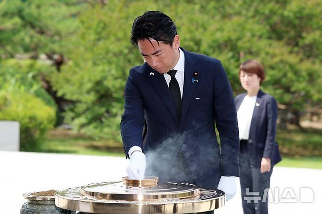 [서울=뉴시스] 조성우 기자 = 고이즈미 신지로 일본 방위상이 27일 서울 동작구 국립서울현충원에서 현충탑에 분향하고 있다. 2026.06.27. xconfind@newsis.com