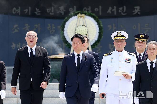 [서울=뉴시스] 조성우 기자 = 고이즈미 신지로 일본 방위상이 27일 서울 동작구 국립서울현충원에서 현충탑에 참배한 뒤 이동하고 있다. 2026.06.27. xconfind@newsis.com
