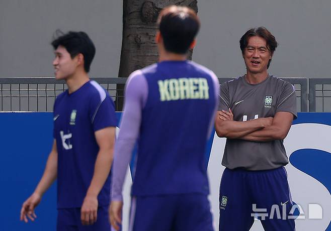 [사포판(멕시코)=뉴시스] 김명년 기자 = 홍명보 축구 국가대표팀 감독이 25일(현지 시간) 멕시코 과달라하라 인근 사포판에 위치한 베이스캠프 훈련장 치바스 바예 베르데에서 훈련하는 선수들을 지켜보고 있다. 대표팀은 전날 남아프리카공화국과의 월드컵 조별리그 3차전에서 0-1으로 패배했다. 2026.06.26. kmn@newsis.com