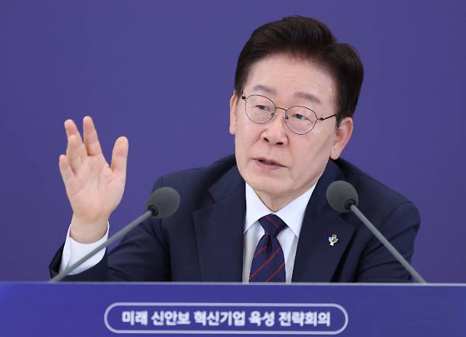 이재명 대통령이 26일 청와대에서 열린 '미래신안보 혁신기업 육성전략' 회의에서 발언하고 있다. 연합뉴스