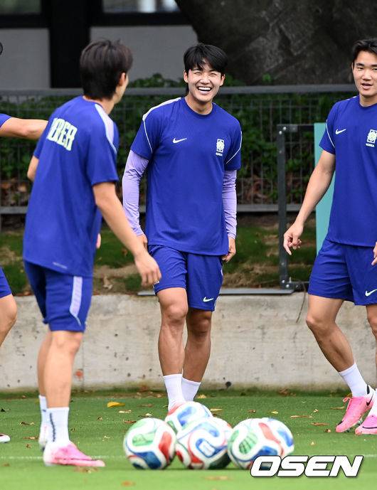 [OSEN=사포판(멕시코), 이대선 기자] 홍명보 감독이 이끄는 대한민국 축구국가대표팀이 18일(한국시각) 멕시코 과달라하라 인근 사포판의 치바스 베르데 바예에서 훈련을 진행했다.대한민국 축구대표팀은 19일 오전 10시(한국시간) 개최국 멕시코를 상대로 A조 조별리그 2차전을 갖는다.대한민국 설영우가 훈련 중 웃고 있다. 2026.06.18 /sunday@osen.co.kr