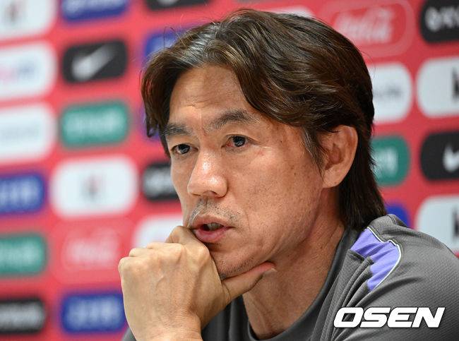 [OSEN=사포판(멕시코), 이대선 기자] 홍명보 감독이 이끄는 대한민국 축구국가대표팀이 26일(한국시각) 멕시코 과달라하라 인근 사포판의 치바스 베르데 바예에서 훈련을 진행했다.대한민국은 1승 2패(승점 3)로 조 3위에 머물렀다. 자력으로 32강에 오를 기회를 놓쳤고, 이제는 다른 조 경기 결과를 기다려야 하는 처지가 됐다.훈련에 앞서 대한민국 홍명보 감독이 인터뷰를 하고 있다. 2026.06.26 /sunday@osen.co.kr