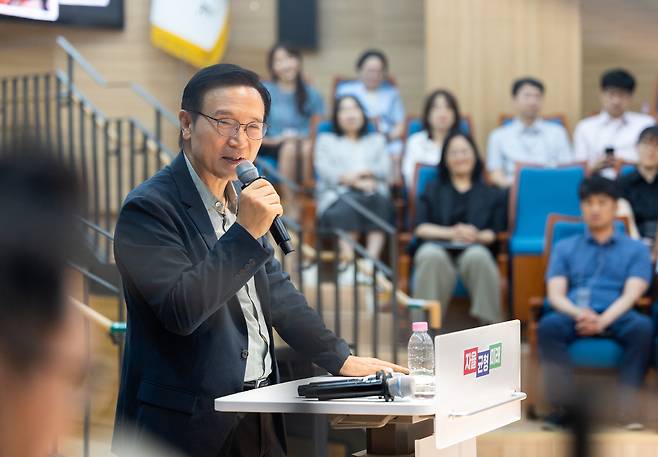 임태희 경기도교육감이 25일 열린 확대간부회의에서 교직원들에게 퇴임 인사를 전하고 있다. 경기도교육청 제공