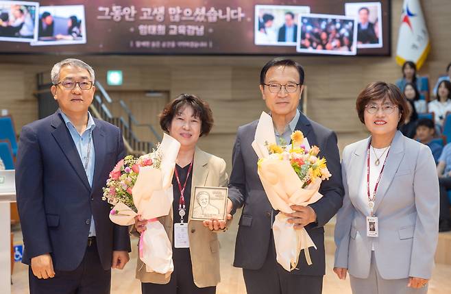 임태희 경기도교육감이 25일 열린 확대간부회의 직후 교직원들과 기념촬영을 하고 있다. 경기도교육청 제공