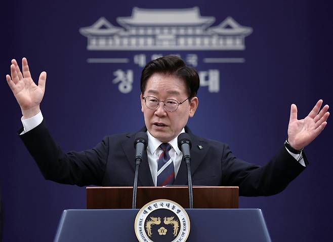 이재명 대통령이 6월19일 청와대 춘추관에서 열린 G7 참석·유럽 순방 결과 브리핑에서 취재진 질문에 답하고 있다. ⓒ연합뉴스