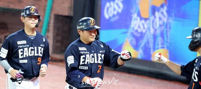 한화 이글스 김태연(가운데)이 26일 인천 SSG랜더필드에서 열린 SSG 랜더스와 2026 신한 SOL KBO리그 8회초 투런 홈런을 날리고 동룓ㄹ이 축하를 받고 있다. /사진=강영조 선임기자