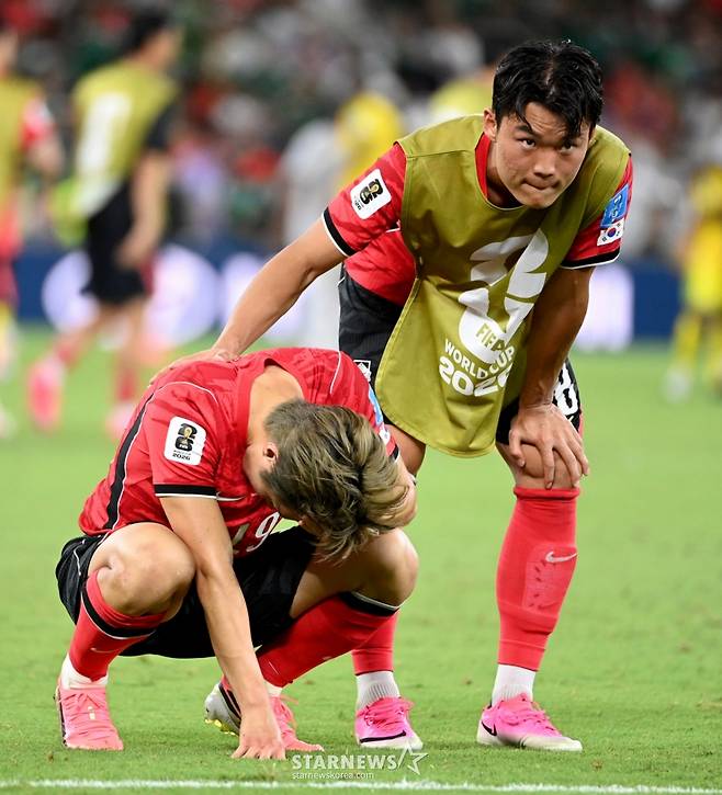 2026 북중미월드컵 A조 3차예선 대한민국 대 남아공 경기가 25일(한국시간) 멕시코 몬테레이 에스타디오 BBVA에서 열렸다.후반전  선제골을 허용하며 남아공에 0-1로 패해 조3위에 머문  대표팀, 풀타임 선전을 펼친 이강인이 힘없이 그라운드를 나서고 있다. /사진=김진경 대기자