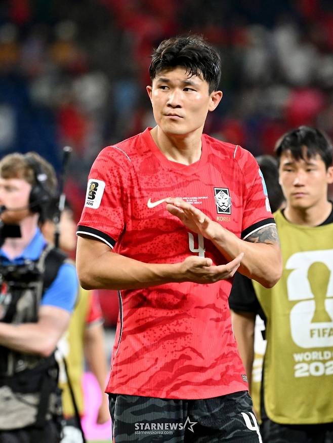 2026 북중미월드컵 A조 3차예선 대한민국 대 남아공 경기가 25일(한국시간) 멕시코 몬테레이 에스타디오 BBVA에서 열렸다.  후반전  선제골을 허용하며 남아공에 0-1로 패해 조3위에 머문  대표팀, 손흥민, 옌스 등 대표팀 선수들이 아쉬운 표정으로 경기를 마무리하고 있다. /사진=김진경 대기자