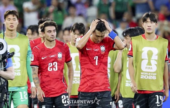 2026 북중미월드컵 A조 3차예선 대한민국 대 남아공 경기가 25일(한국시간) 멕시코 몬테레이 에스타디오 BBVA에서 열렸다.  후반전  선제골을 허용하며 남아공에 0-1로 패해 조3위에 머문  대표팀, 손흥민, 옌스 등 대표팀 선수들이 아쉬운 표정으로 경기를 마무리하고 있다.  2026.06.24. /사진=김진경 kim.jinkyung@