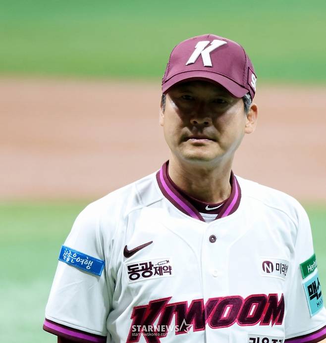 LG 염경엽 감독과 키움 설종진 감독이 4일 여척스카이돔에서 열린 2026KBO리그 키움히어로즈와 LG트윈스 경기를 앞두고 고척개막식에 참석해 악수를 나누고 있 다.  2026.04.03. /사진=강영조 cameratalks@