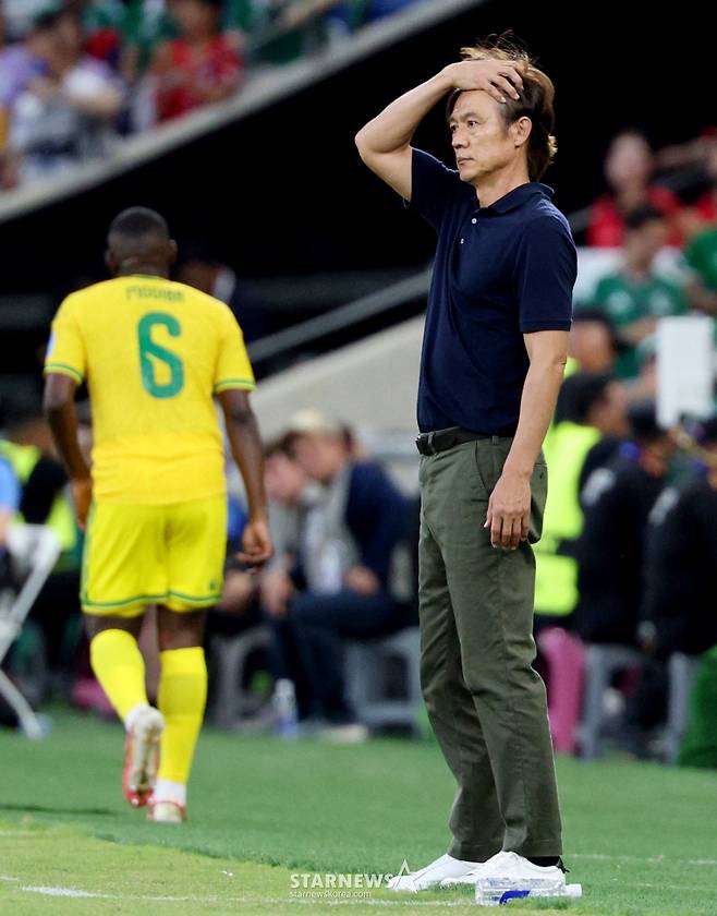 2026 북중미월드컵 A조 3차예선 대한민국 대 남아공 경기가 25일(한국시간) 멕시코 몬테레이 에스타디오 BBVA에서 열렸다.선수들 독려하는 홍명보 감독 2026.06.24.              후반전 시작과 함께 투입되는 손흥민 /사진=김진경 kim.jinkyung@