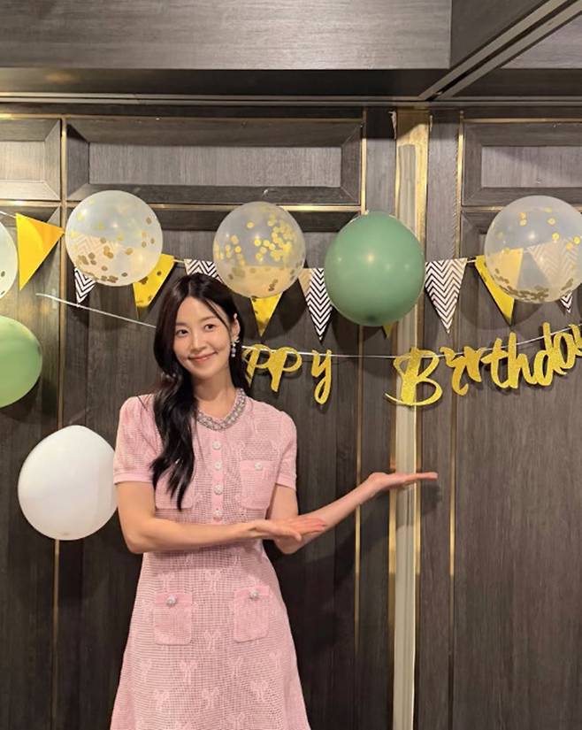 Actress Han Ji-hye shared an elegant update by revealing photos from a fine dining party held to celebrate her birthday. She interacted with fans via social media by sharing pictures of herself wearing a bouquet and a crown.In the released photos, Han Ji-hye exuded an innocent vibe by pairing a pink dress with ribbon earrings. Netizens who saw the photos reacted positively to her unchanging beauty.Meanwhile, Han Ji-hye, born in 1984, married a prosecutor in 2010 and gave birth to a daughter in 2021.